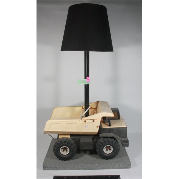 VINTAGE TONKA TRUCK w/LAMP