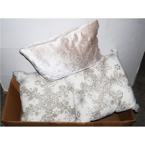 LOT OF DECORATIVE CUSHIONS