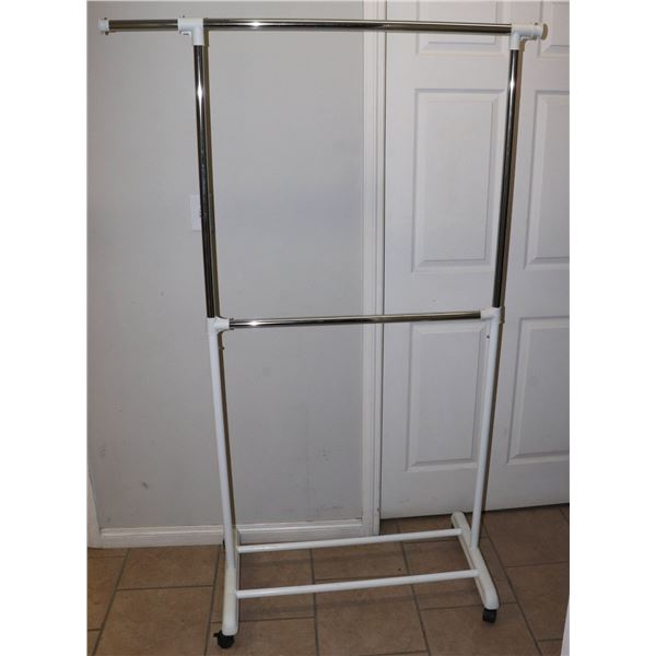 ADJUSTABLE HEIGHT GARMENT RACK ON WHEELS