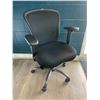 Image 1 : 1 Ergonomic Office Chair - Black - Wide Seat (20")