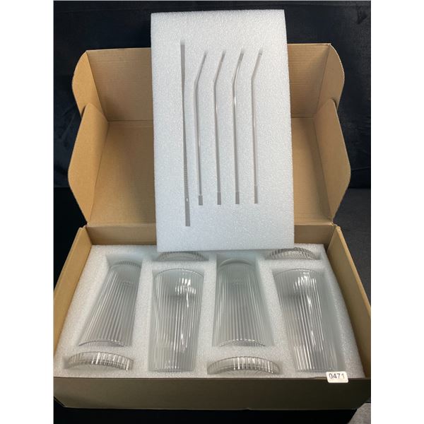 1 Box of 4 Drinking Cups with Straws/Lids - New
