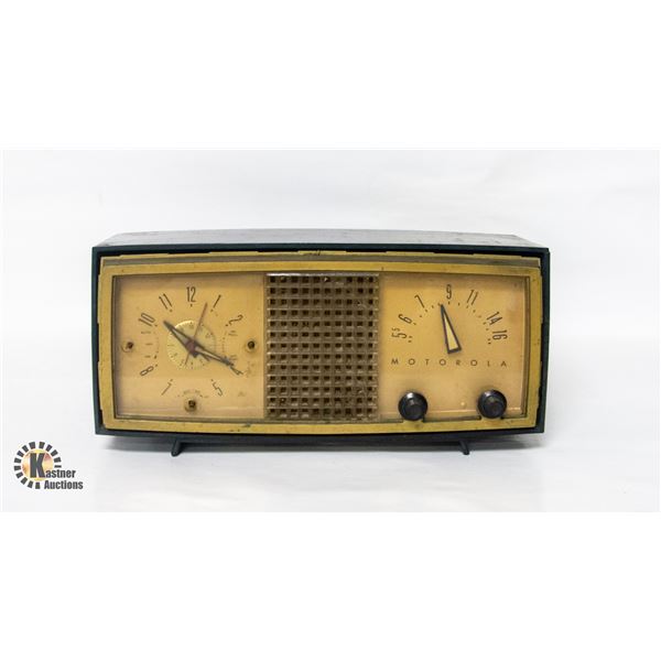 1952 GREEN MOTOROLA VACUUM TUBE CLOCK RADIO