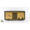 Image 1 : 1952 GREEN MOTOROLA VACUUM TUBE CLOCK RADIO