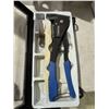Image 2 : Rivet tool