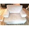 Image 3 : Ashley Furniture Wide Chair C