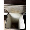 Image 2 : Garbage Can