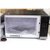 Image 4 : FRIGIDAIRE GALLERY 30" BUILT IN MICROWAVE OVEN W/