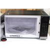 Image 4 : FRIGIDAIRE GALLERY 30" BUILT IN MICROWAVE OVEN W/