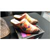 Image 2 : SIZE 8.5 OLIVE BALLET FLATS, CHEMIN DE FER COWBOY MULES, ICON GUSTAVE KLIMT HAND BAG
