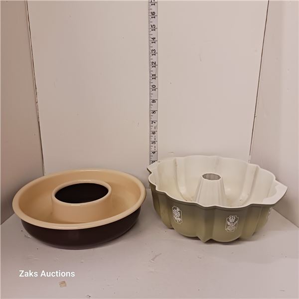 Lot of 2 Vintage Baking Bun Pans