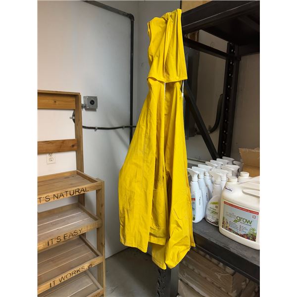 2 rain coats L and XXL