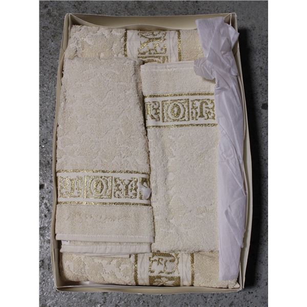 2 BATH TOWELS & 2 HAND TOWELS - NEW W/TAGS