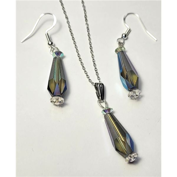 33) IRRIDESCENT GREY SWAROVSKI PENDANT ON