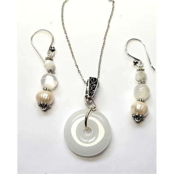 32) NATURAL WHITE JADE DONUT  PENDANT ON 18"