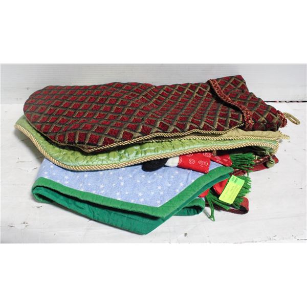 3 LARGE ORNATE CHRISTMAS SOCKS WITH 2 TABLE