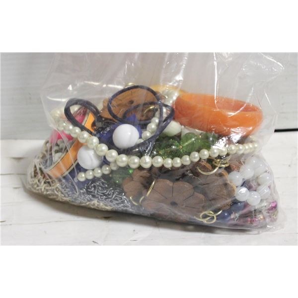 LARGE BAG OF FUNKY VINTAGE JEWELRY