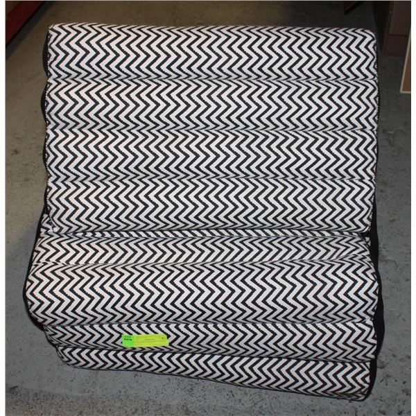 TRI-FOLD MATTRESS W/ WEDGE JAPANESE