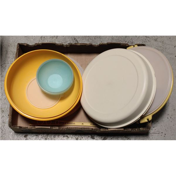 FLAT OF TUPPERWARE BOWLS & TRAYS 5 PIECES WITH