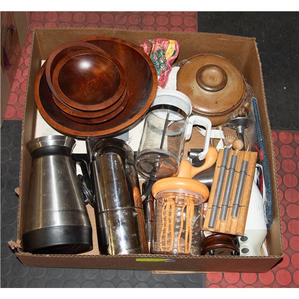 TRAY OF ASSORTED KITCHEN WARE