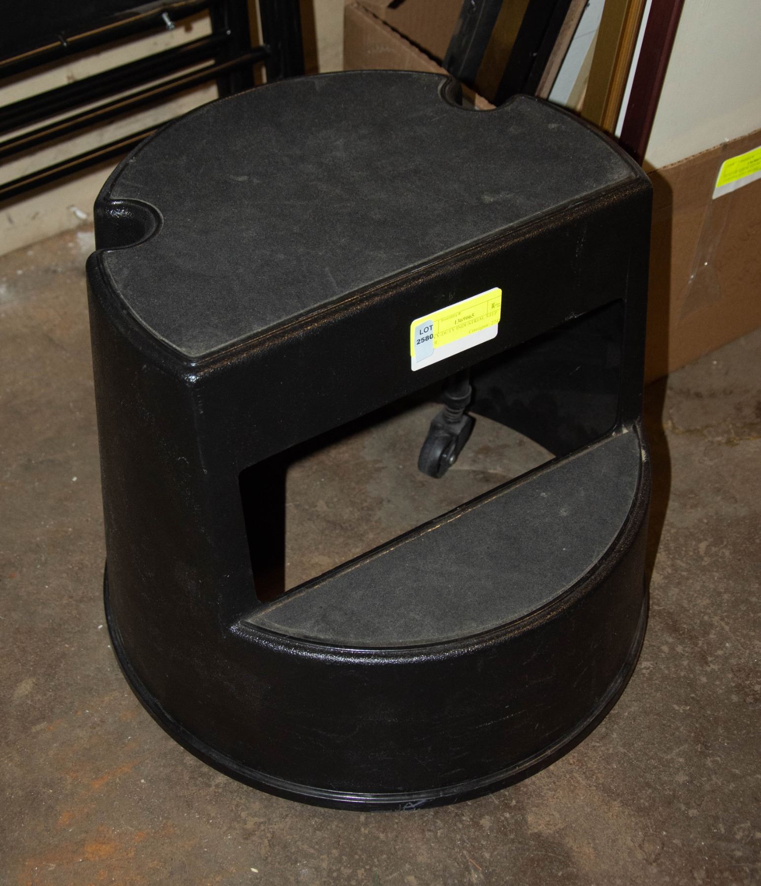 HEAVY-DUTY INDUSTRIAL STEP STOOL