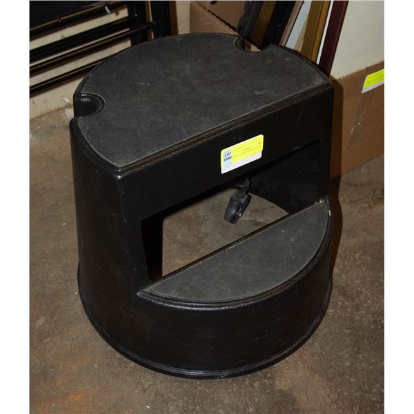 HEAVY-DUTY INDUSTRIAL STEP STOOL