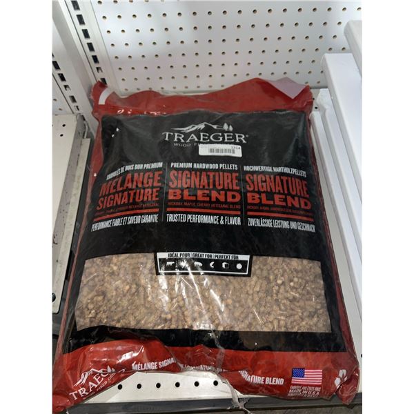 Traeger Signature Blend  Hickory, Maple, Cherry Artisanal Blend Wood Fiber for Smokers 20 Lbs