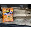 Image 1 : Maynards Fuzzy Peach Gummy Candy 24 x 154g