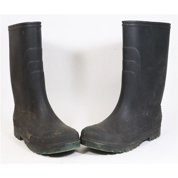 RUBBER BOOTS-SIZE 4