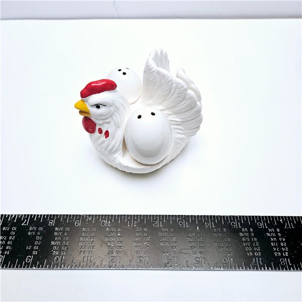 VINTAGE HEN NAPKIN SALT AND PEPPER HOLDER