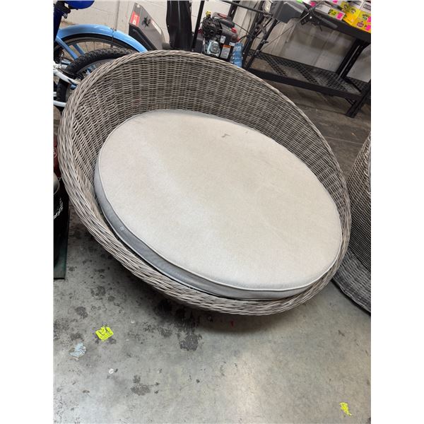 Style well patio chair