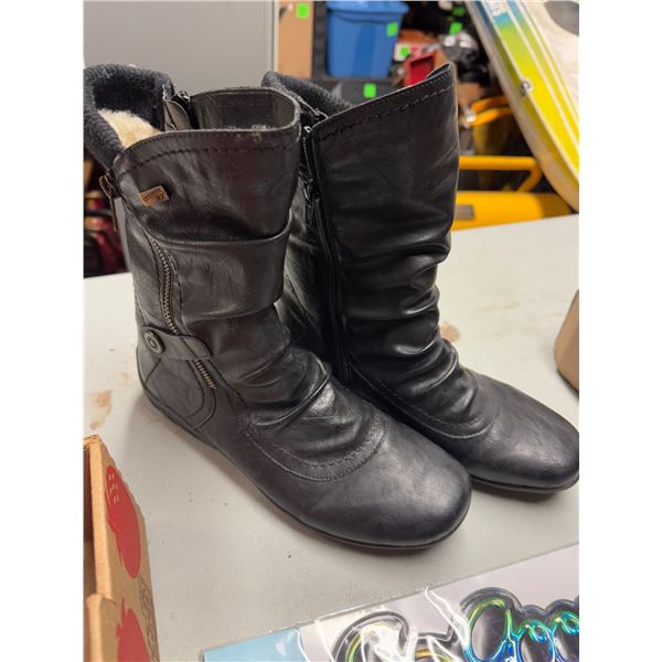 Boots size 39