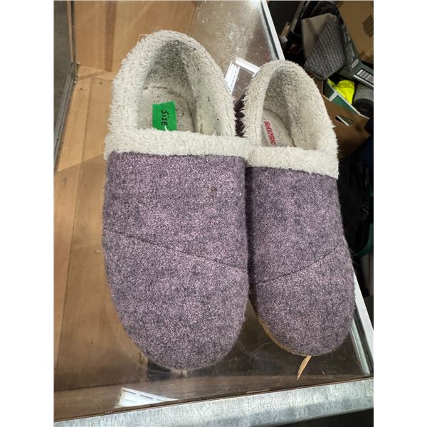 Slippers size 9
