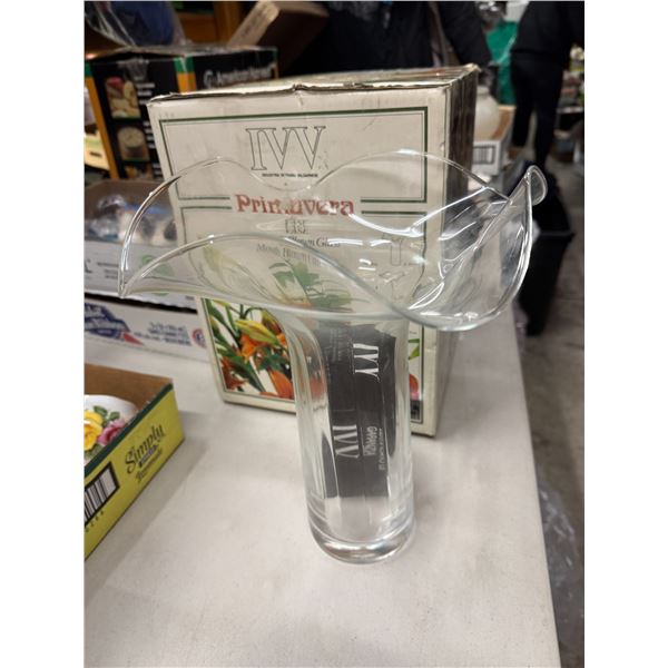 IVV vase
