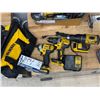 Image 2 : ENS. 3 PERCEUSES DEWALT A/ 2 ATT & 1 CHARGEUR.
