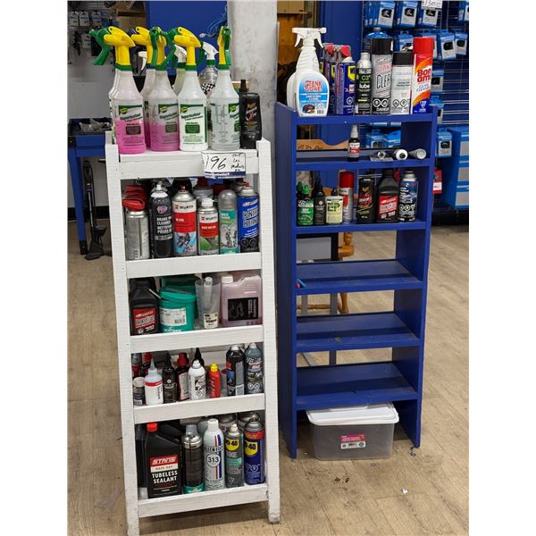 LOT DE PRODUITS ASSORTIS A/ 2 ÉTAGÈRES EN BOIS