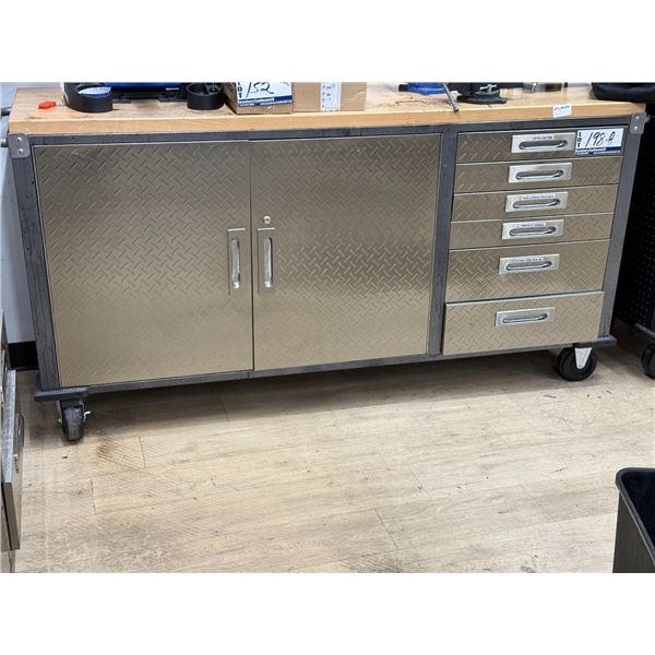 COFFRE. OUTILS SUR MASTERCRAFT SUR ROUES 60" X 20" X 37.5"
