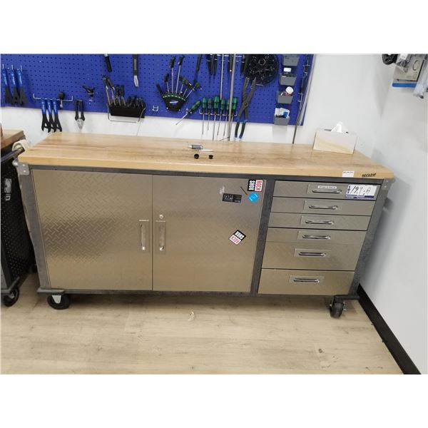 COFFRE. OUTILS SUR MASTERCRAFT SUR ROUES 60" X 20" X 37.5"