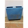 Image 5 : *Large Plastic Feeder, 34'' x 11.5'' x 36'' ..