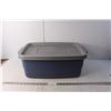 Image 1 : Rubbermaid Plastic Tote 2" x 16" x 8.75"