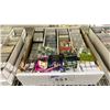 Image 2 : BOX OF ASSORTED SPORTS CARDS