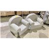 Image 2 : 2 FLOOR CUSHION CHAIRS
