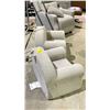 Image 3 : 2 FLOOR CUSHION CHAIRS