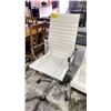 Image 2 : WHITE LEATHER & CHROME ROLLING OFFICE CHAIR