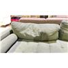 Image 4 : GREEN TUFTED FABRIC SOFA