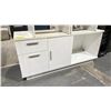 Image 3 : 3 PIECES OF ASSORTED CABINETRY