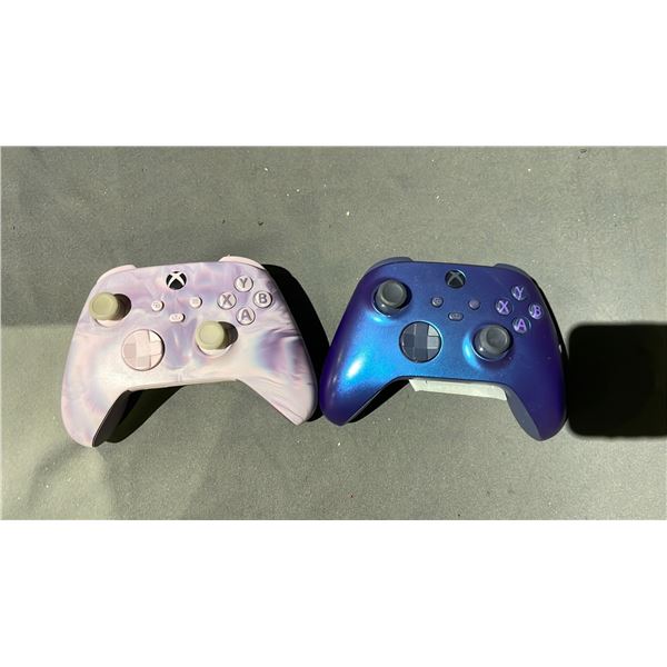 2 XBOX CONTROLLERS (UNKNOWN WORKING CONDITION, MAY BE MISSING PIECES)
