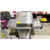 Image 2 : NAPOLEON LEGEND STAINLESS STEEL PROPANE BBQ