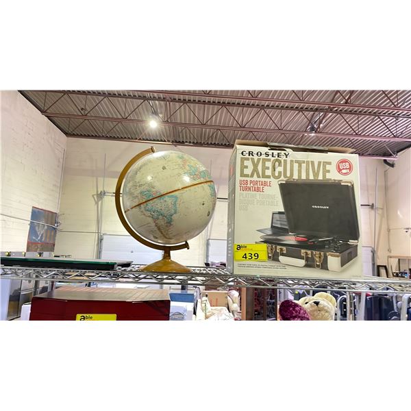 SHELF LOT OF GLOBE, CROSLEY EXECUTIVE USB TURNTABLE AND SCALE