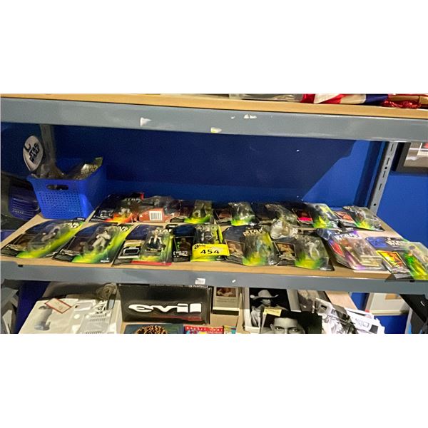 SHELF LOT OF STAR WARS FIGURES