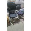Image 1 : 2 ASSORTED ROLLING OFFICE CHAIRS